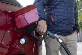 Цены на топливо снизились в феврале: сколько стоит бензин на украинских АЗС