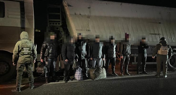 Ехали в прицепе фуры в Молдову: пограничники задержали уклонистов