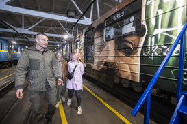 Киевский метрополитен запустил патриотический арт-поезд: как выглядит