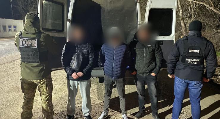Прятались в багажнике автомобиля: В Одесской области обнаружили уклонистов