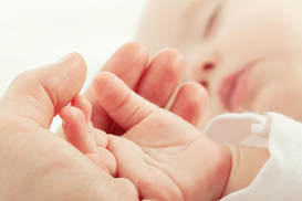 Кабмин упростил назначение помощи при рождении ребенка: каких семей касается