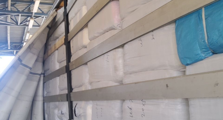 Из Польши пытались завезти 23 тонны новой одежды под видом гумпомощи / dpsu.gov.ua