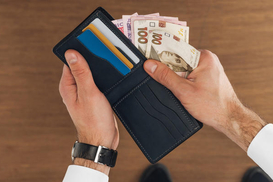 Кабмин повысил уровень оплаты труда работникам госорганов на опасных территориях