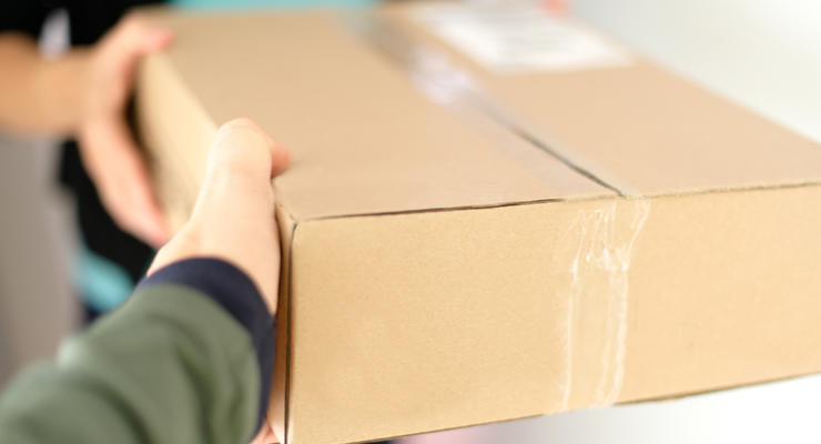 Нова пошта відновила відправку продуктів у країни ЄС: що не можна класти в посилку