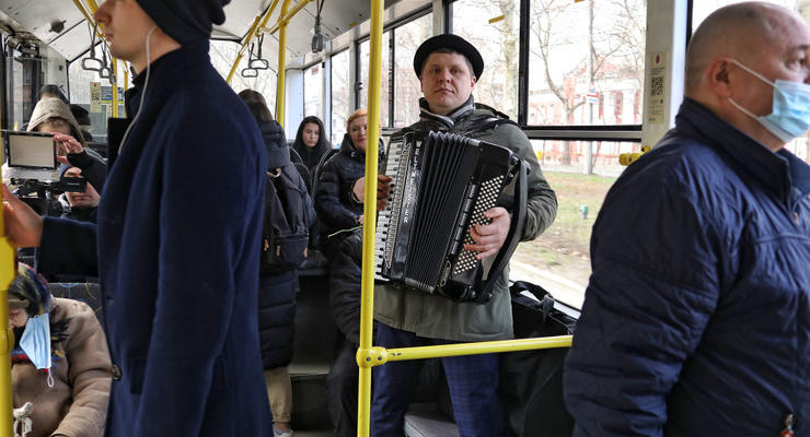 В Украине запретили музыку в общественном транспорте