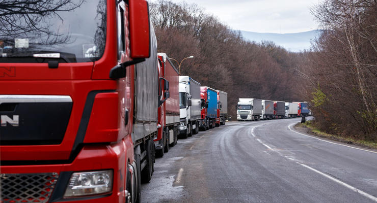 еЧерга заработала на 16 пунктах пропуска: пересечения границы ожидают более 12 тыс грузовиков