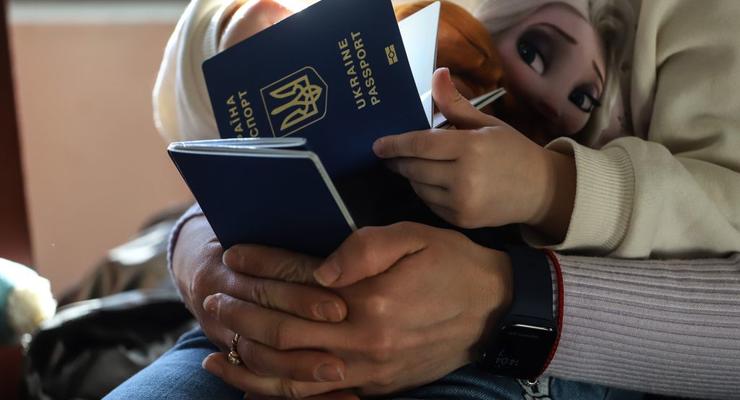 Украинцам разрешили одновременно оформлять паспортные документы себе и детям