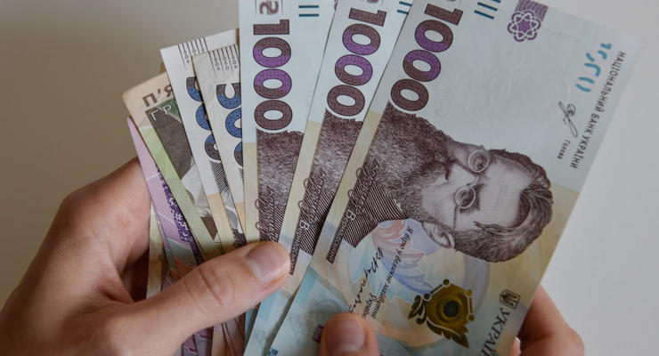 Украинцам начнут раздавать по 6600 грн: кто может получить денежную помощь