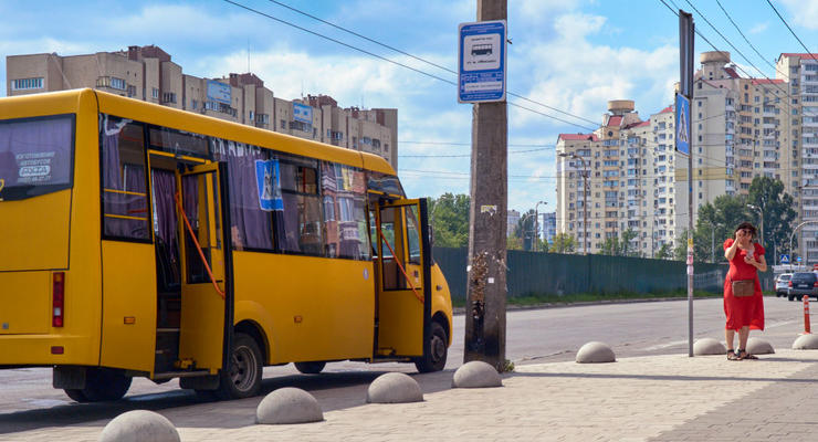 В Киеве тестируют бесконтактную оплату в маршрутках: как рассчитаться за проезд