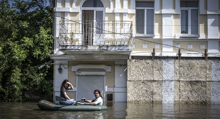 Эвакуированные жители Херсонщины могут получить денежную помощь / Getty Images
