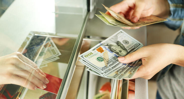 Отказ в приеме старых и поврежденных долларов: НБУ будет штрафовать банки и обменники