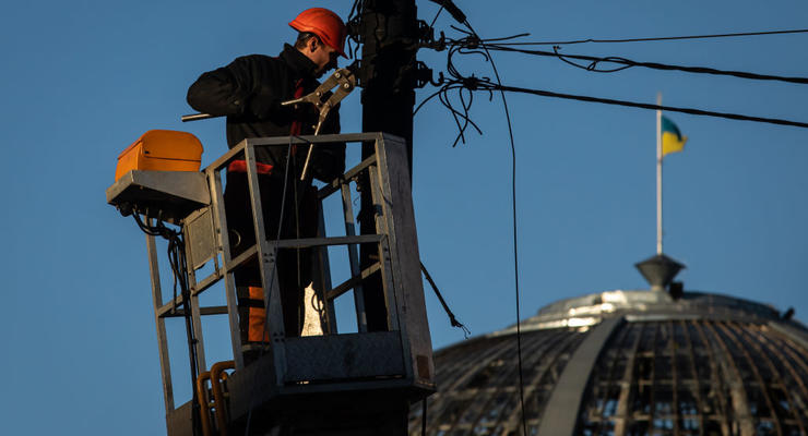 В Киеве пропал свет: без электроснабжения остались 100 тысяч потребителей