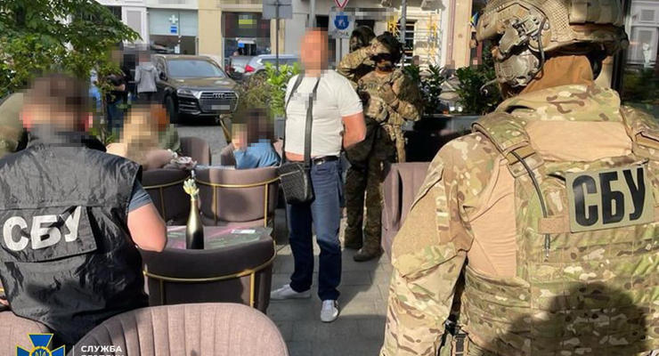 "Вибивали" гроші навіть у військових: на Львівщині затримали групу рекетирів