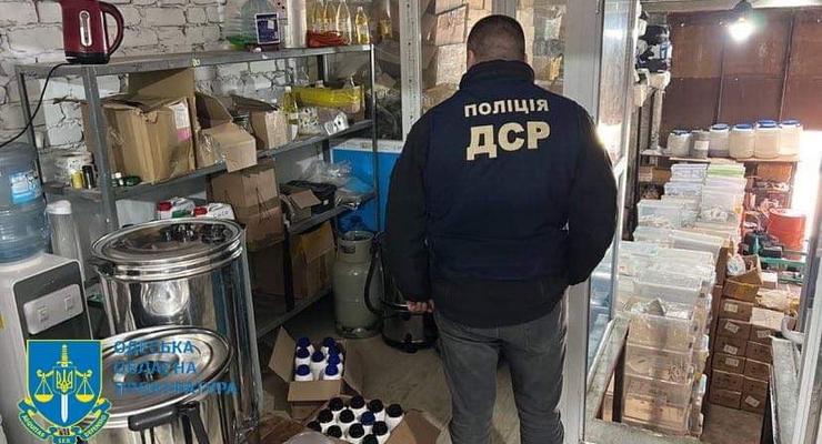 Українцям продавали "брендові" парфуми: на Одещині виявили підпільне виробництво