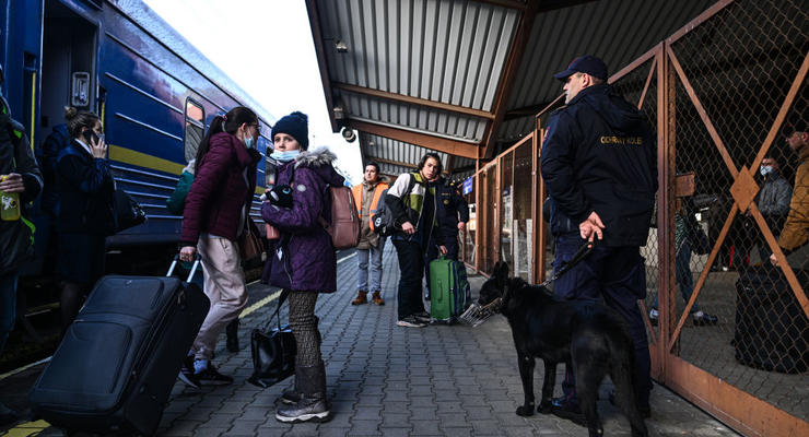 Украинцы начали массово выезжать за границу: с чем это связано