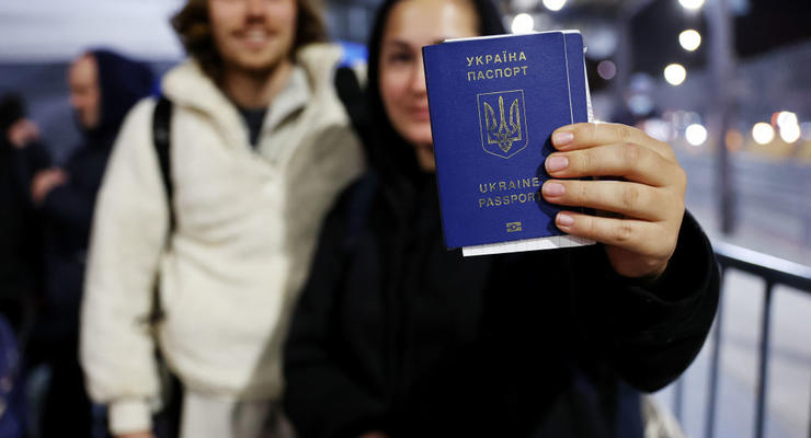 У некоторых украинцев с 1 августа могут забрать паспорта-книжечки: в МВД назвали причину