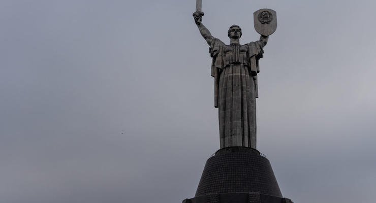 Декоммунизация Родины-матери: герб СССР заменят на герб Украины