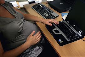 Жінкам в Україні дозволили йти в декретну відпустку пізніше