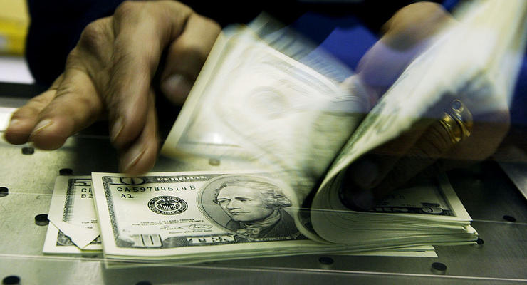 Комиссии до 50%: НБУ назвал банки, принимающие изношенные и старые доллары