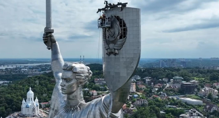 Демонтаж герба СРСР з монумента Батьківщина-мати / Скриншот