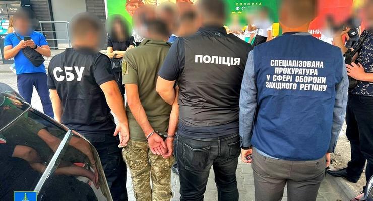 В Хмельницкой области работника военкомата задержали на взятке