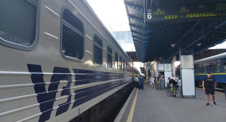 Укрзализныця отменяет часть поездов в польский Перемышль: как доехать