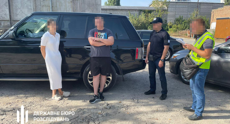 Продавали військовим безоплатно отримані авто: в Україні викрили подружжя