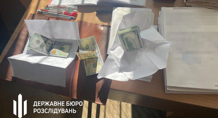 Во Львовской области чиновница хотела съесть взятку при задержании - ГБР