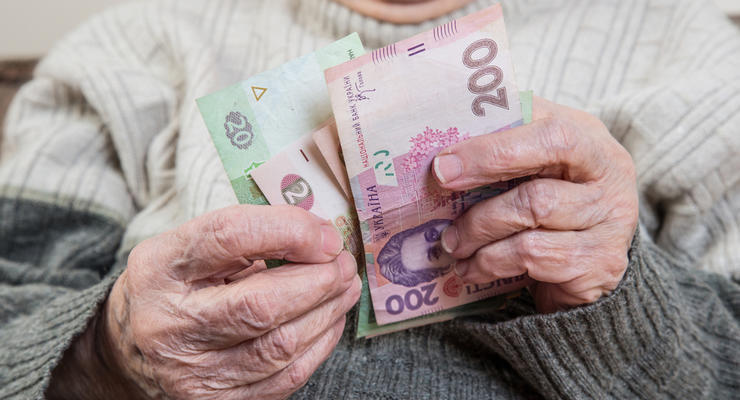 Українці за кордоном можуть отримувати пенсії поштовими переказами: що для цього потрібно