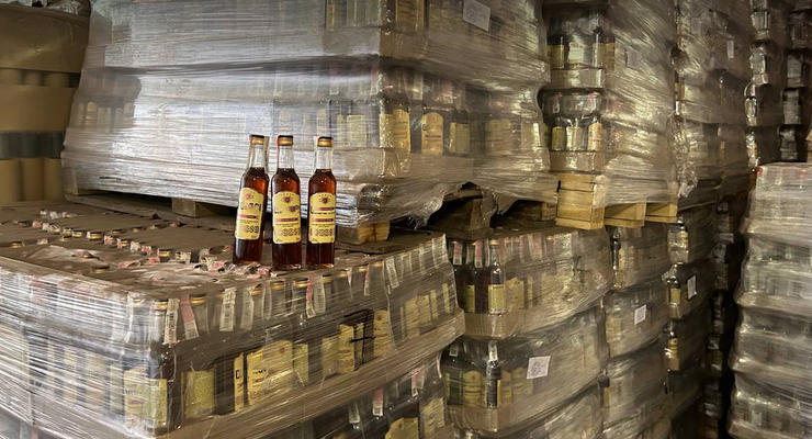 Поддельный алкоголь продавали в 300 магазинах Львова: БЭБ нашло подпольное производство