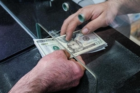 Курс валют на 13.10.2023: доллар катится вниз