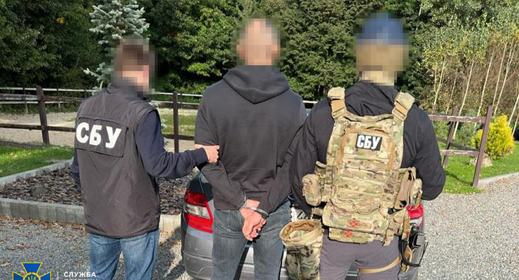 Требовали деньги и отбирали имущество: банда рэкетиров терроризировала жителей Прикарпатья