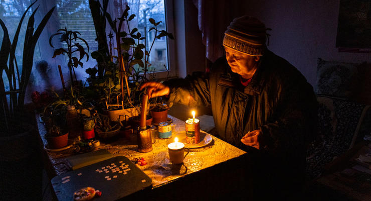 На случай отключения света в Украине: какими вещами следует запастись к зиме