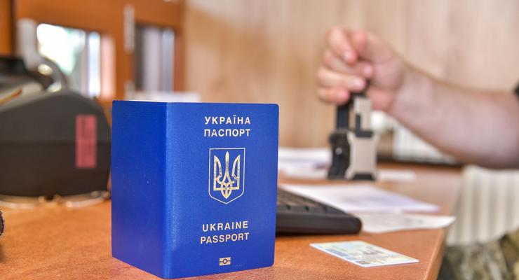 Чи можна виїхати з України з паспортом у "Дії": відповідь ДПСУ