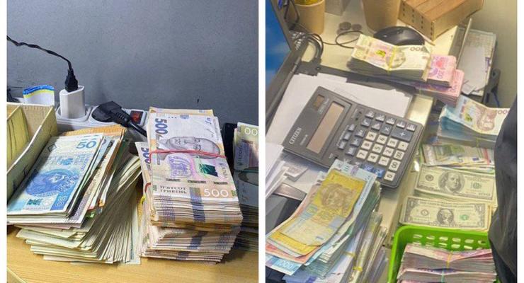 В Киеве накрыли обменники, в которых продавали фальшивые доллары