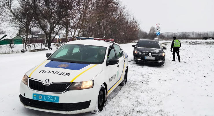 В Украине снег и гололед: в полиции дали советы для водителей и пешеходов