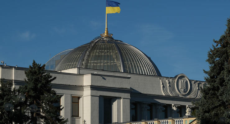В Україні піднімуть зарплати нардепам: деталі