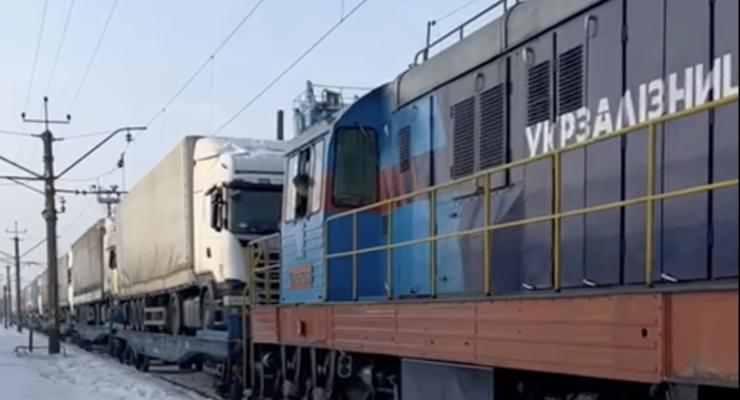 Укрзалізниця відправила перший поїзд з вантажівками до Польщі через українсько-польський кордон