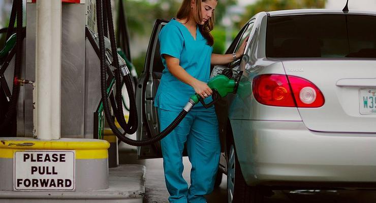 АЗС переписали цены на топливо: сколько заплатим за литр бензина