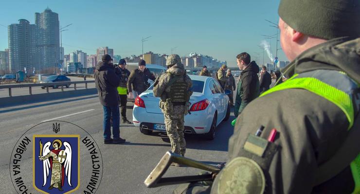 У Києві на дорогах встановили блокпости, перевіряють транспорт та документи: що відбувається