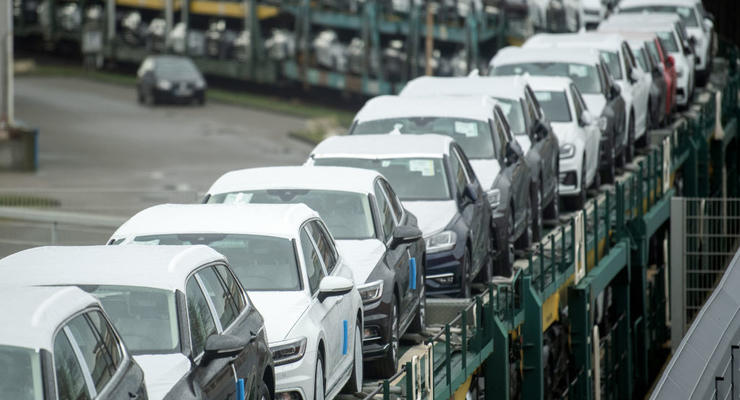 Украинцы предпочитают ездить на бензиновых авто: сколько машин купили с начала года