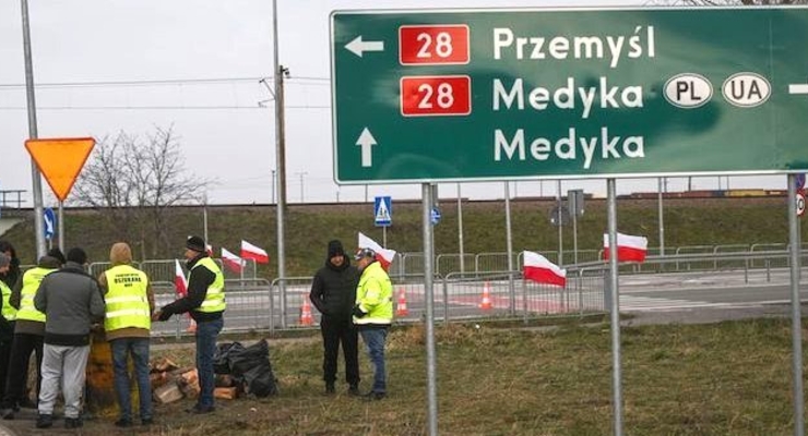 На границе с Украиной начали блокировать движение грузовиков / t.me/ukrautoprom