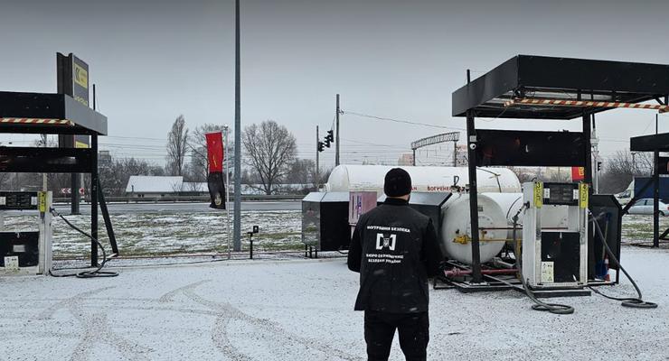 Продавали сомнительное топливо: в Киеве закрыли 5 незаконных АЗС