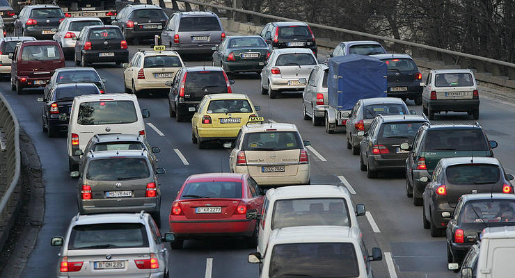 Импорт авто в Украину сократился на 50% в 2023 году: какие машины ввозили