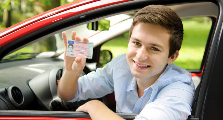 Украинцы могут заказать доставку водительских прав в 17 странах Европы - МВД