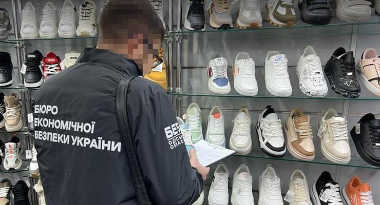 В Одесской области продавали поддельную обувь: изъято более 100 тыс пар "брендовых" кроссовок