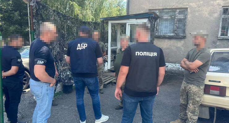 Использовал солдат для строительства дома: на Закарпатье будут судить чиновника ТЦК