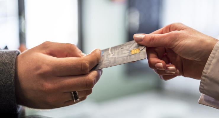 ПриватБанк и Новая почта бесплатно доставляют банковские карты: кто может воспользоваться услугой