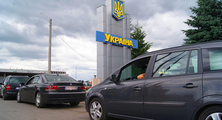 Українкам можуть відмовити у виїзді за кордон: експерти назвали причини