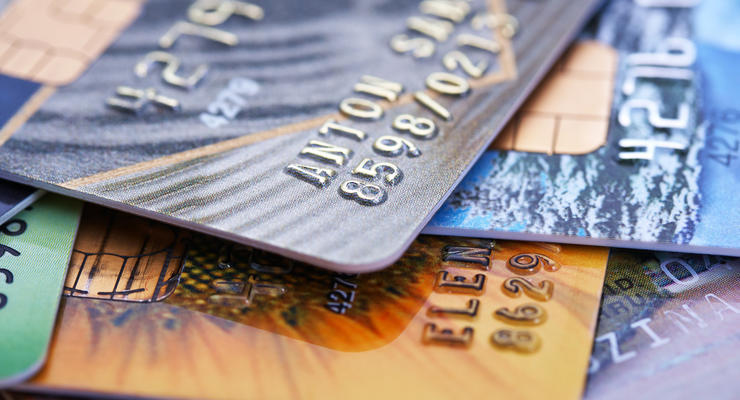 Ощадбанк почав знімати блокування банківських карток клієнтів: кого стосується